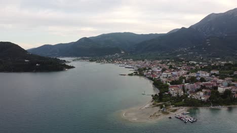 Video-Aéreo-De-Drones-De-La-Hermosa-Ciudad-Costera-Y-La-Bahía-De-Nidri,-Isla-De-Lefkada,-Jónico,-Grecia