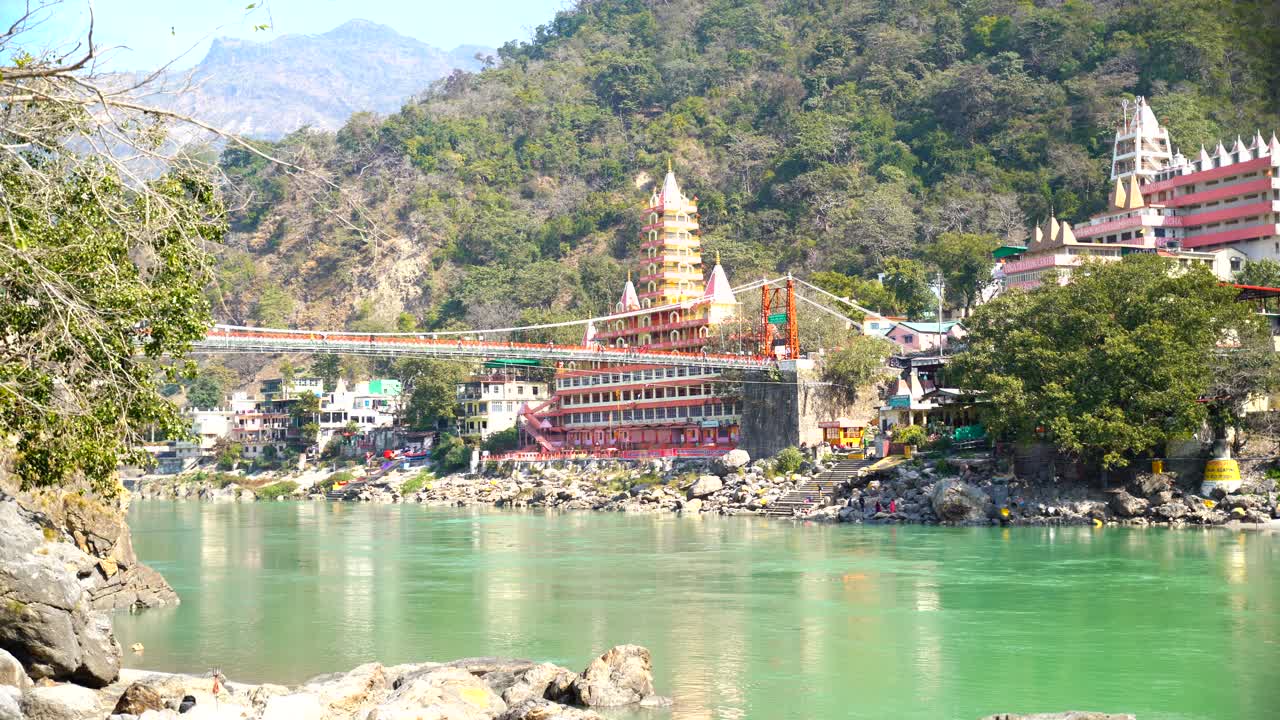 ram jhula este largo y famoso puente colgante peatonal que cruza el río ganges ofrece vistas panorámicas