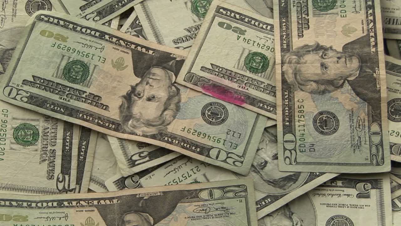 un montón de dinero se sienta en una mesa 2