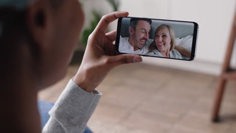 Mujer-Joven-Video-Chat-Usando-Un-Teléfono-Inteligente-Pareja-Feliz-Mostrando-Anillo-De-Bodas-Compartiendo-Compromiso-Disfrutando-Celebrando-La-Relación-En-La-Conexión-De-Teléfono-Móvil