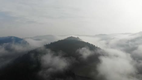 Vista-De-Drones-Volando-Sobre-El-Parque-Natural-De-Baden-württemberg-Odenwald-En-Un-Día-De-Niebla,-Alemania