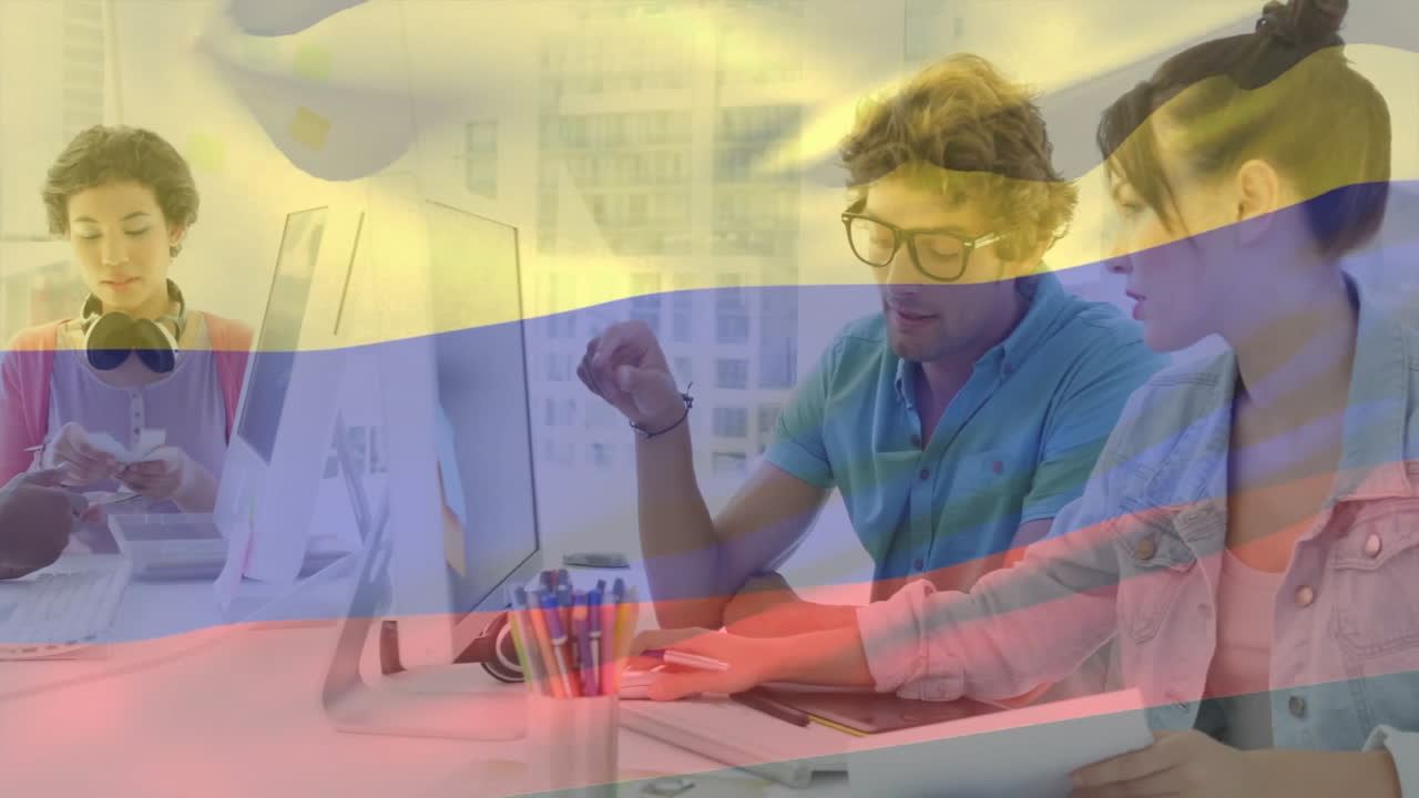 colaboración del equipo en la oficina con animación de la bandera colombiana sobre diversos compañeros de trabajo