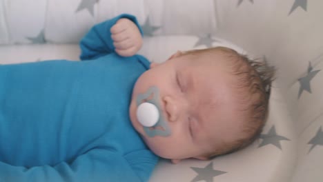 Mamá-Mece-La-Cuna-Con-Un-Niño-Recién-Nacido-Durmiendo-En-Un-Suave-Capullo