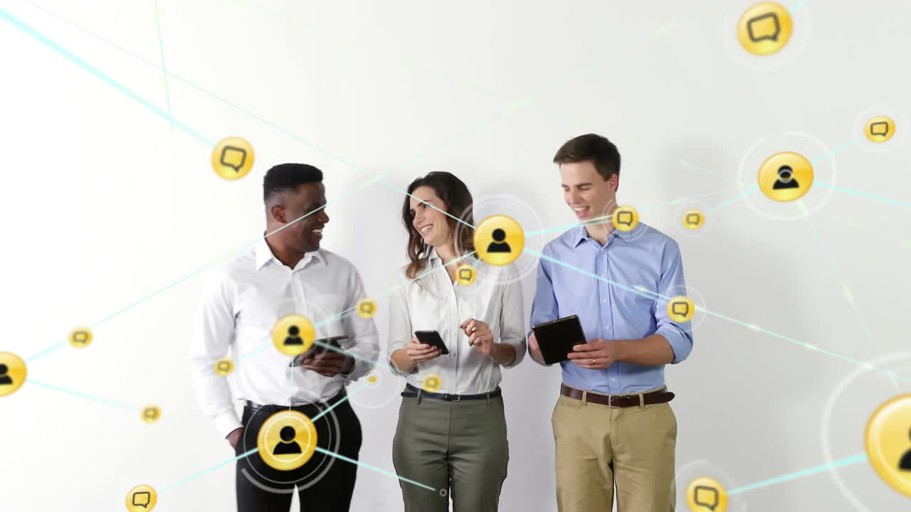 de iconos de conexión de red contra colegas de oficina que usan dispositivos electrónicos