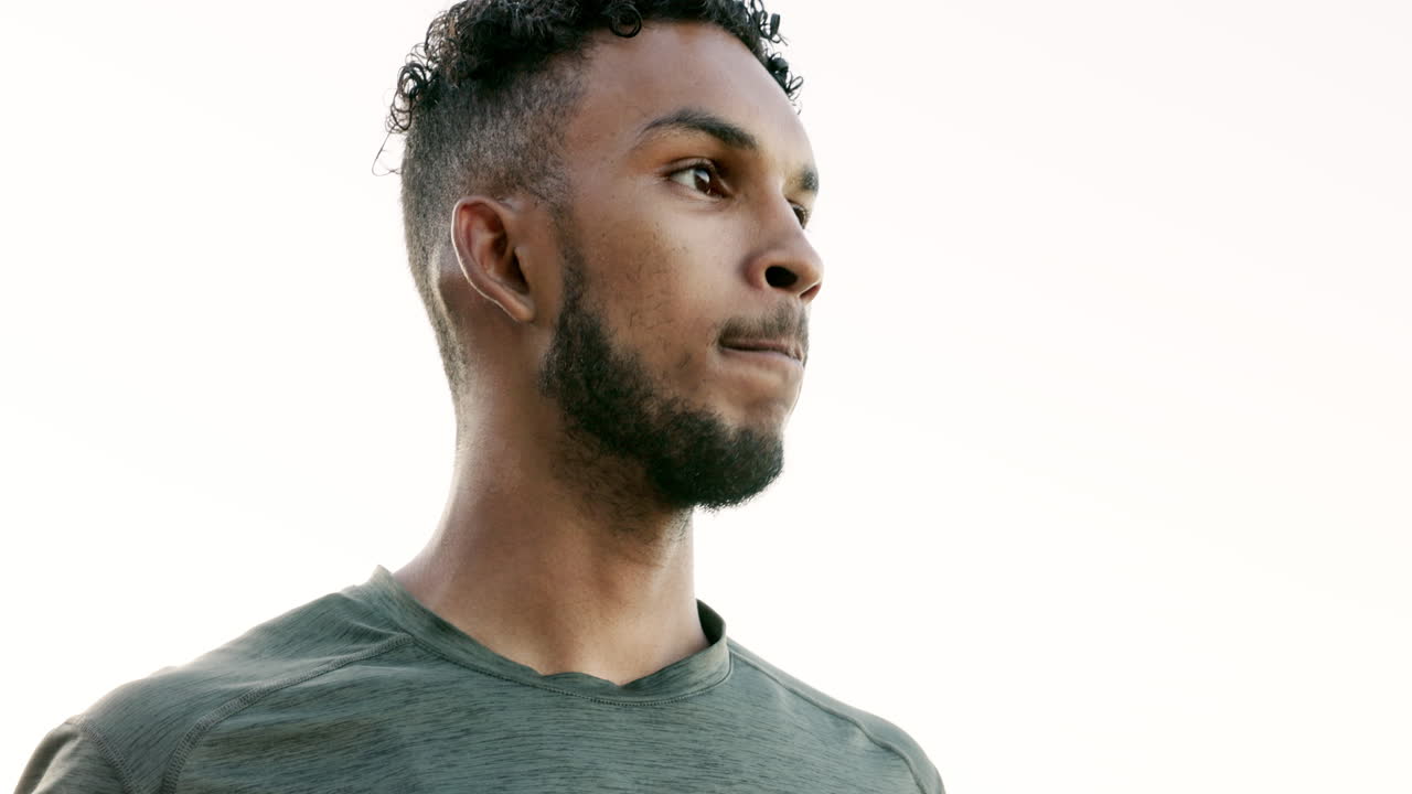 fitness, hombre y agua potable para la hidratación