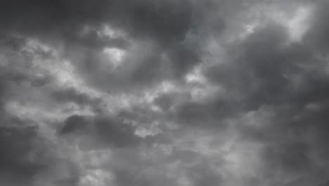 relámpago del cielo en un crepúsculo tormentoso