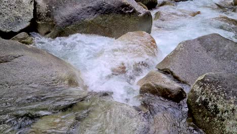 vista de ángulo bajo del agua que fluye sobre las rocas en josephine falls, cairns, australia