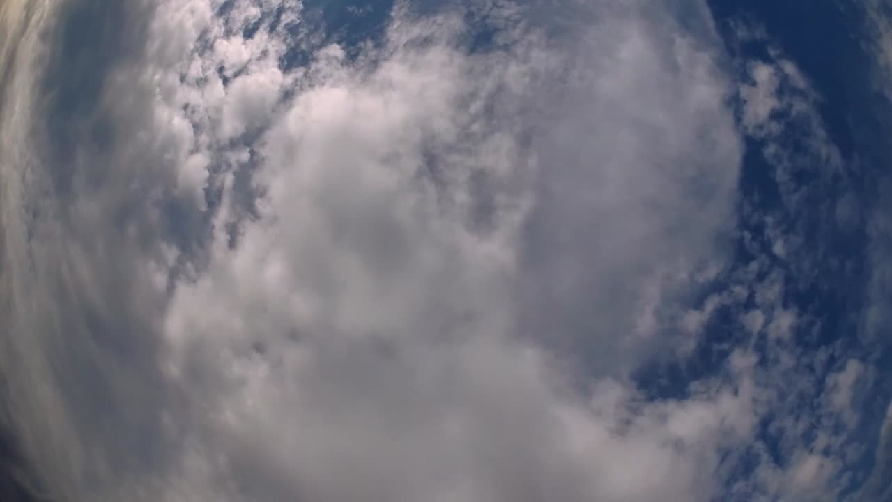 cielo azul y capa de nubes moviéndose en una hermosa tarde soleada