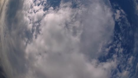 Blauer-Himmel-Und-Wolkenschicht,-Die-Sich-An-Einem-Schönen-Sonnigen-Nachmittag-Bewegen