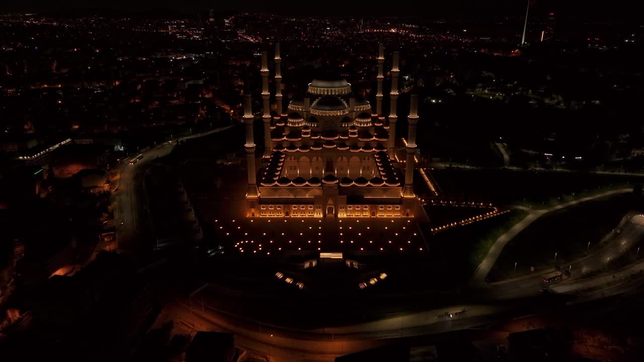 Veduta aerea con drone della Grande Moschea di Camlica, skyline serale di Istanbul