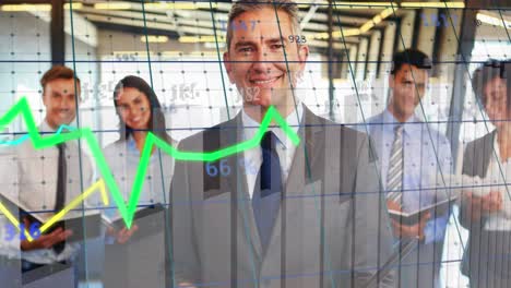 animación de gráficos que caen, números cambiantes, diversos compañeros de trabajo analizando informes en la oficina