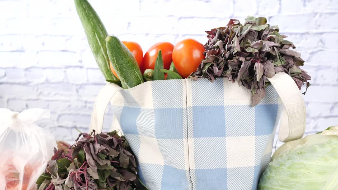 쇼핑 가방 에 넣은 다양한 채소