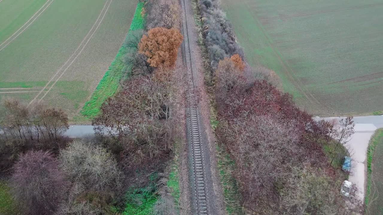 일반적으로 기차가 갈탄을 공장으로 가져오는 작은 철로
