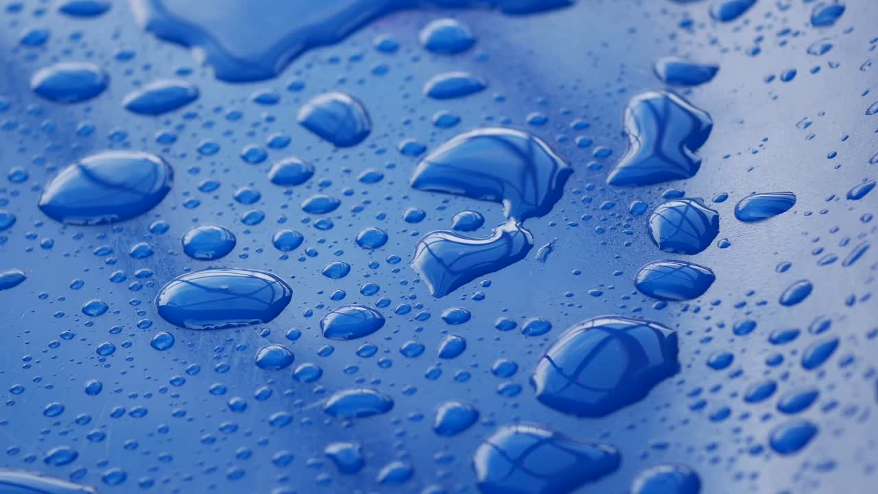 파란색 표면에 물방울