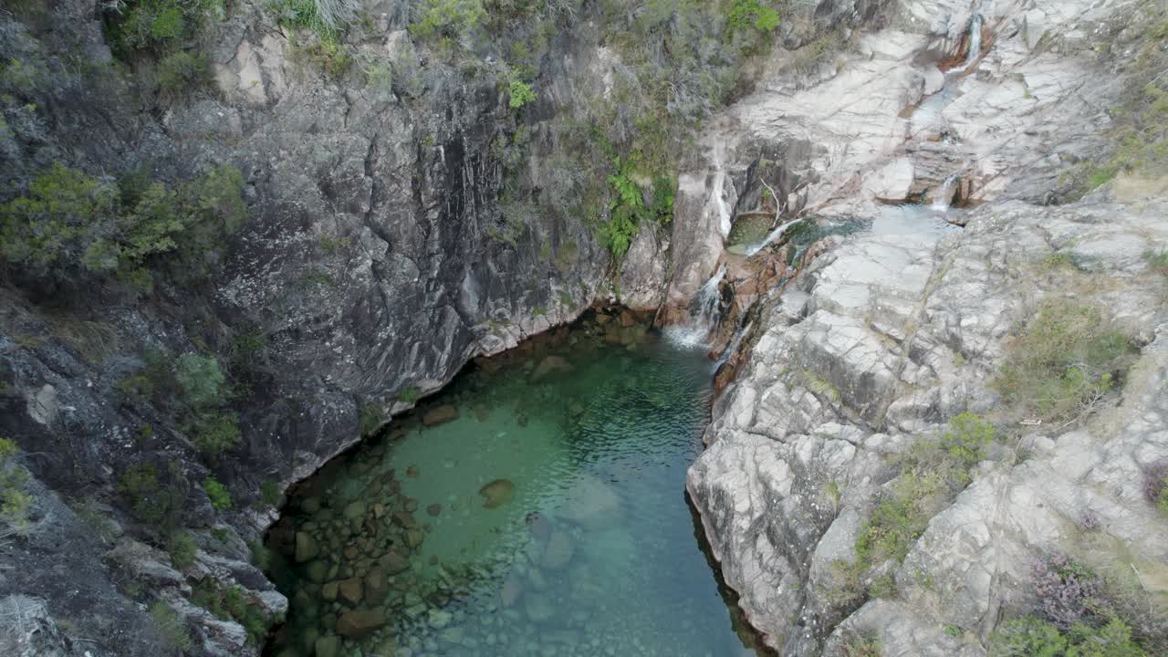 inclinación aérea hacia abajo sobre la cascada portela do homem