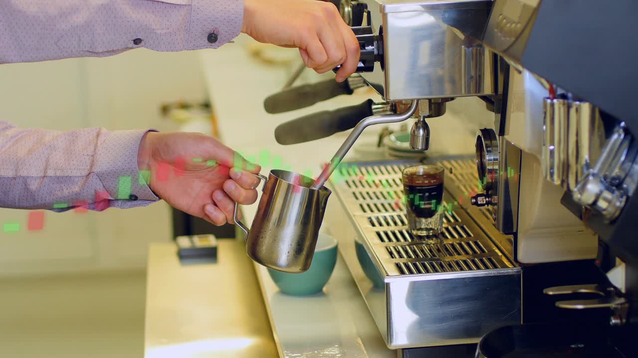 Un barista prende una brocca di latte, la posiziona sotto l'erogatore di vapore, gira la manopola e scalda il latte per la latte art