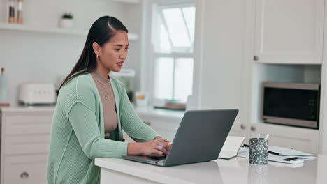 Mujer-Asiática-Feliz,-Computadora-Portátil-Y-Escribiendo-En-Control-Remoto