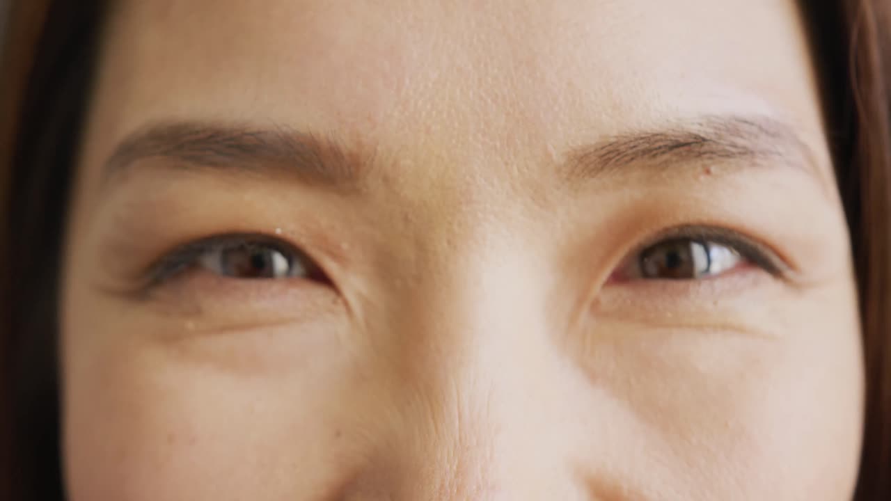 카메라에 미소 짓는 행복한 아시아 여성의 눈의 포트레이트