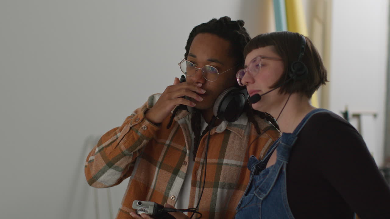 equipo de filmación en el set con micrófonos, grabación de audio