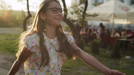 Glückliches-Teenager-Mädchen,-Das-Draußen-Springt.-Mädchen-Macht-Rhythmische-Bewegungen-Im-Park