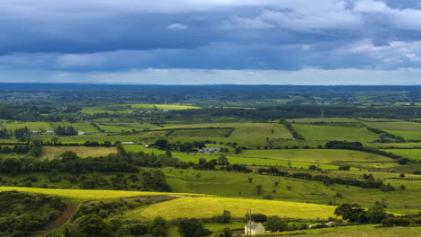 Zeitraffer-Einer-Ländlichen-Agrarlandschaft-Mit-Grasfeldern-Und-Hügeln-An-Einem-Bewölkten-Tag-In-Irland