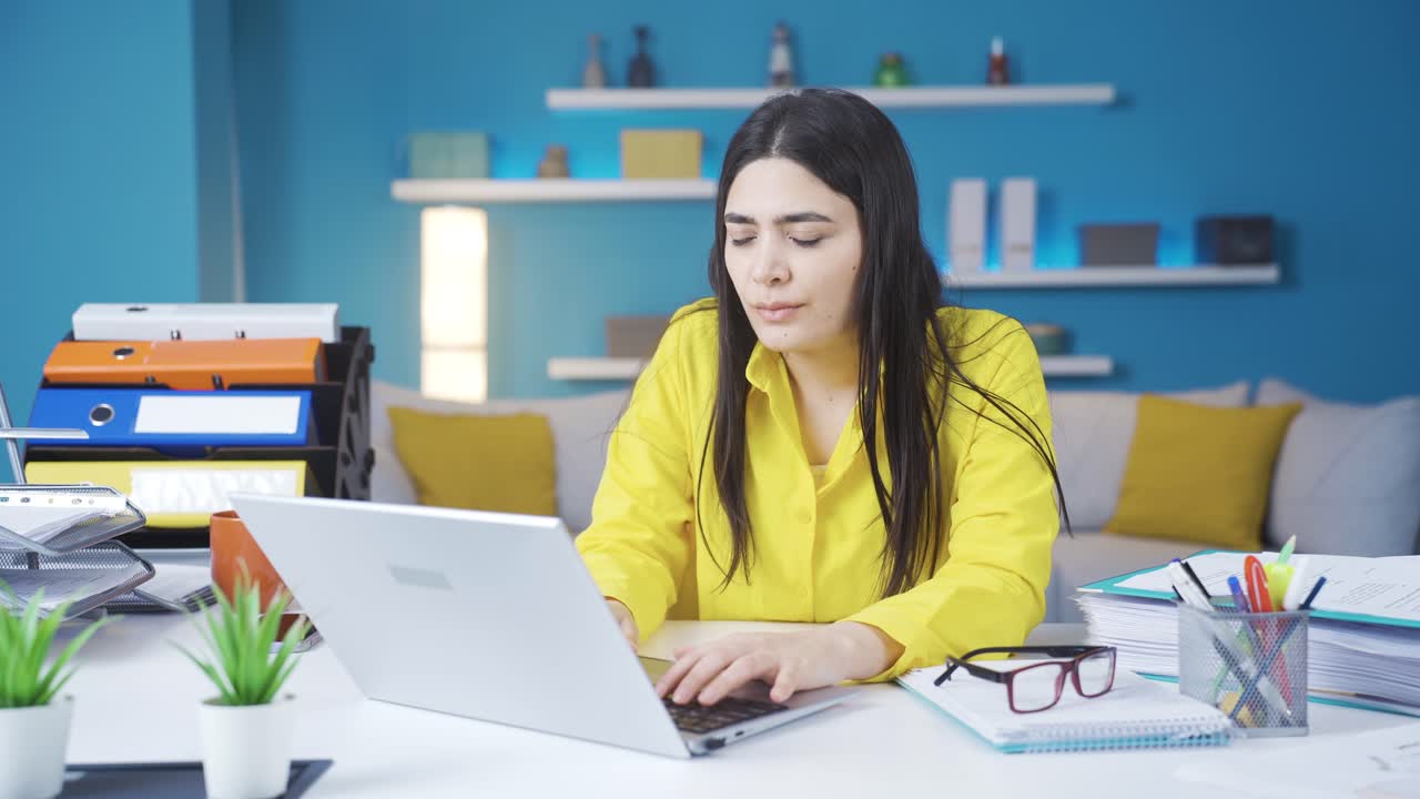 una mujer de negocios reflexiva, confundida.