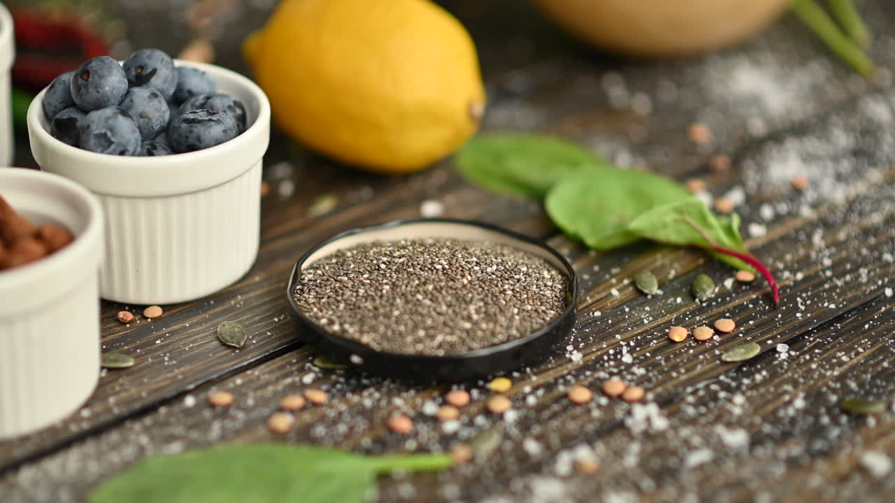 Distintos tipos de frutas, verduras y legumbres sobre una superficie de madera