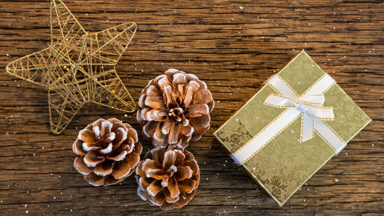 크리스마스 선물 장식품과 함께 눈이 내리는