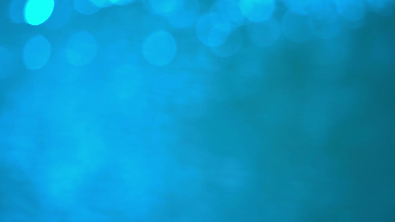 Bagliore solare bokeh riflesso sulla superficie dell'acqua. Immagini di sfondo bokeh astratte, sfocate e fuori fuoco. Filmato 4K.