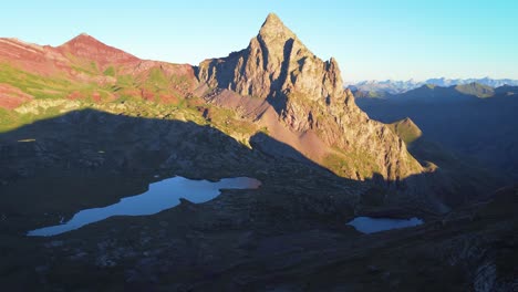 dolly drone amanecer matutino en la cordillera del lago de anayet y pico en los pirineos españoles durante la mañana de verano