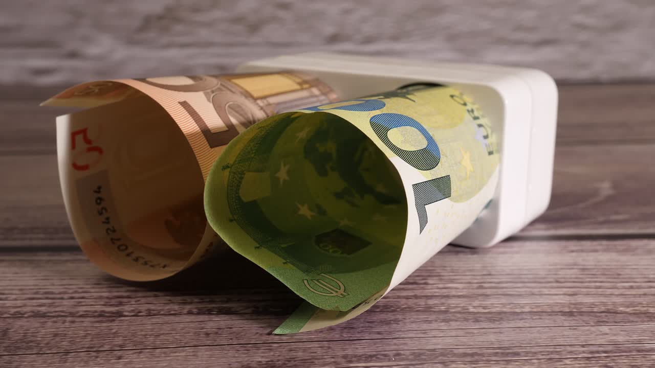 현금과 소켓의 클로즈업. 높은 전기 가격 개념.