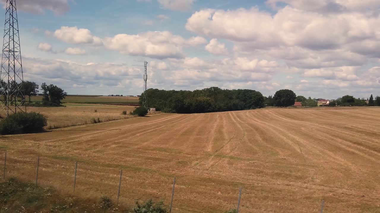 Statische Aufnahme aus dem Inneren des TGV, des berühmten französischen Schnellzugs, an einem sonnigen Tag, der die französische Landschaft durchquert