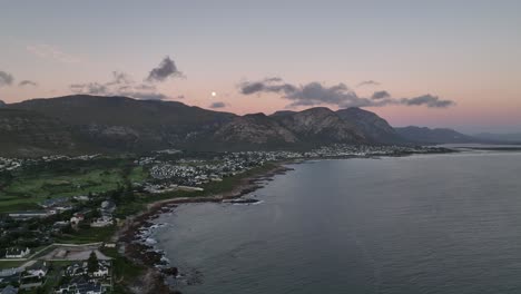 Hermanus-Es-Una-Ciudad-Costera-Al-Sureste-De-Ciudad-Del-Cabo,-En-La-Provincia-Del-Cabo-Occidental-De-Sudáfrica