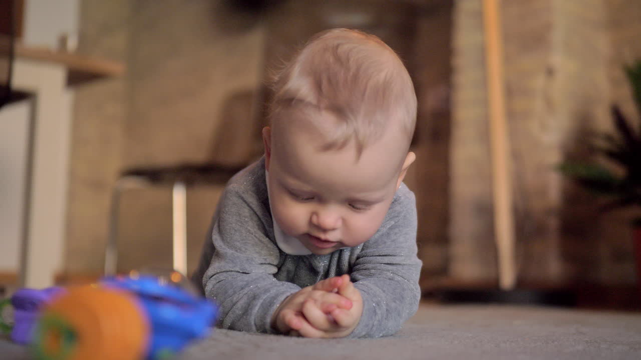 retrato en casa de una niña feliz