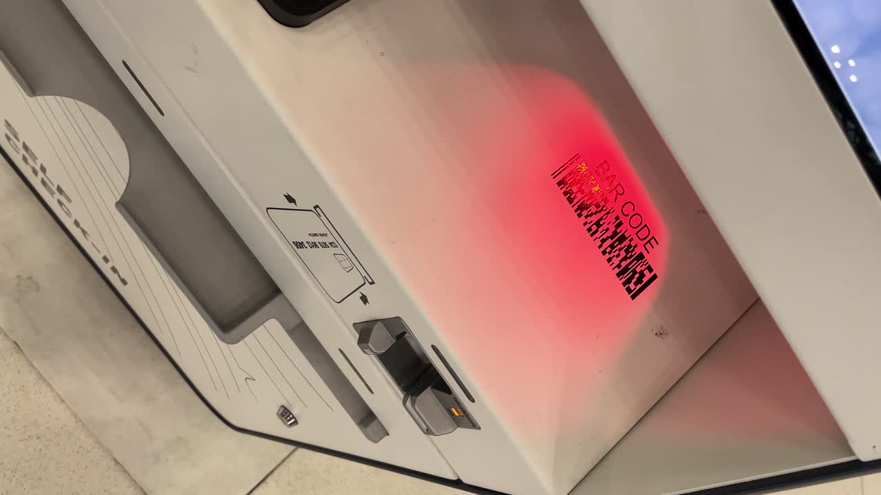 Video verticale - Lettore di codici a barre di una macchina per il self check-in in aeroporto