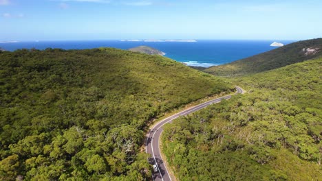 video de avión no tripulado de 4k de una camioneta blanca conduciendo en la carretera a través del promontorio de wilsons en victoria, australia