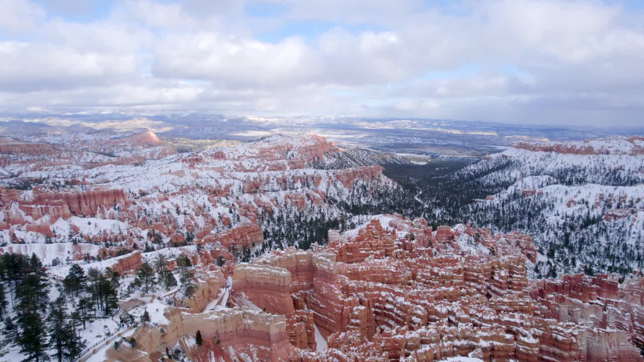 imágenes aéreas de 4k del parque nacional bryce canyon cubierto de nieve en utah, estados unidos