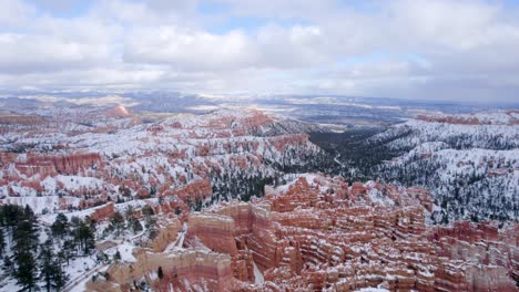 4K-Luftaufnahmen-Des-Bryce-Canyon-National-Park-Mit-Schnee-Bedeckt-In-Utah,-USA