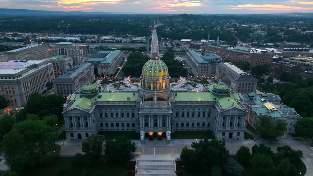 일출 시 해리스버그 국회의사당 건물의 철회 공개