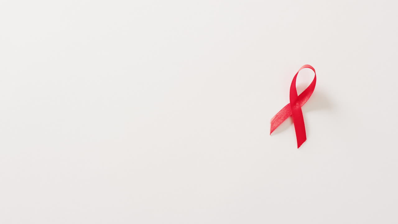 vídeo de sensibilización roja sobre el vih o el sida cinta sobre fondo blanco con espacio para copiar