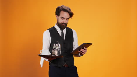 el miembro del personal calcula la comprobación en la tableta