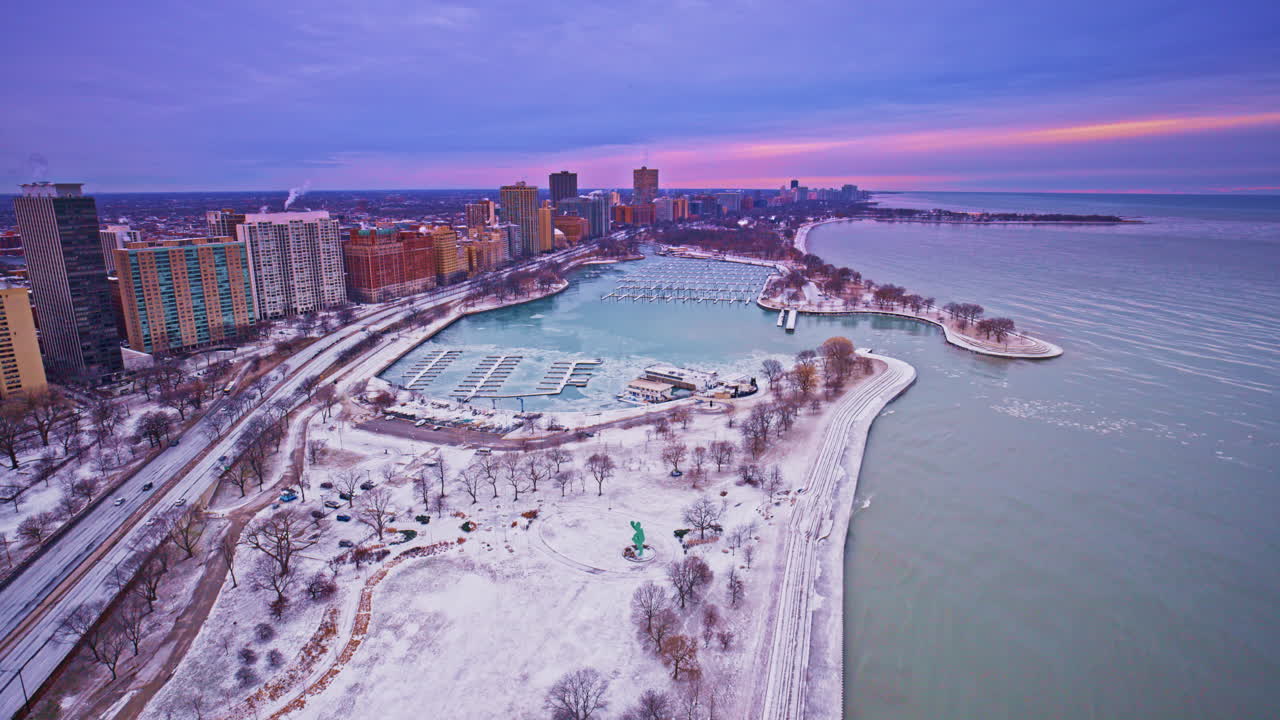 Ripresa con drone all'alba del Loop a Chicago durante la stagione invernale