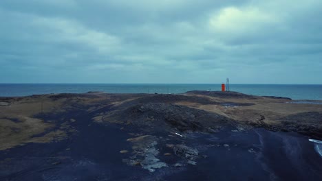 faro y camino en un acantilado cerca del mar