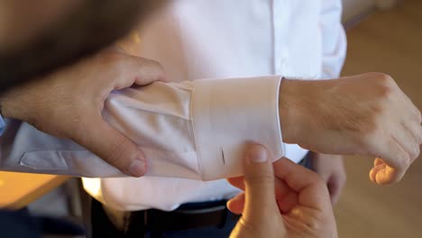 Ayudar-Al-Novio-Con-La-Preparación-De-Los-Gemelos-De-La-Camisa.