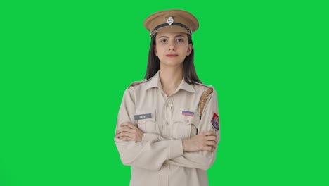 Retrato-De-Una-Mujer-Policía-India-Con-Pantalla-Verde