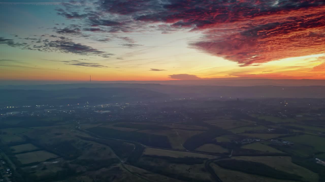 drone cinemática campo paisaje verde brumoso campos colorido rojo ardiente puesta de sol horizonte ardiente nubes