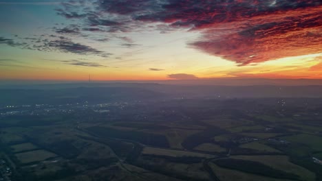 Drone-Cinemática-Campo-Paisaje-Verde-Brumoso-Campos-Colorido-Rojo-Ardiente-Puesta-De-Sol-Horizonte-Ardiente-Nubes