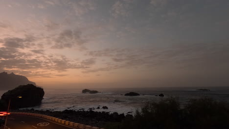 Lapso-De-Tiempo-De-La-Puesta-Del-Sol-Del-Océano-Atlántico-En-Tenerife-Con-Olas-Dramáticas-En-Una-Playa-Rocosa