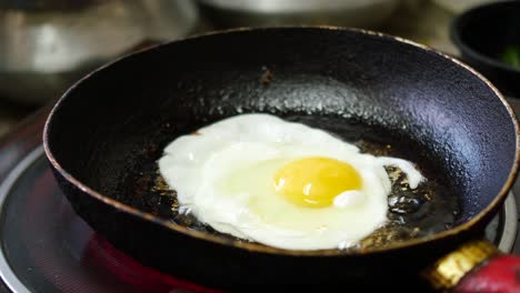 huevos fritos en la sartén de cerca