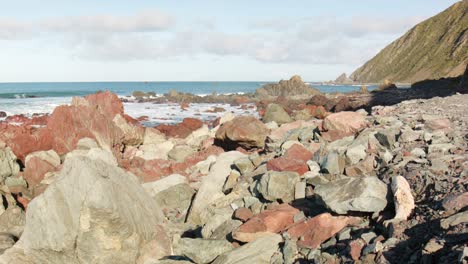 Las-Rocas-Rojas,-Pariwhero-En-La-Costa-Sur-De-Wellington,-Nueva-Zelanda